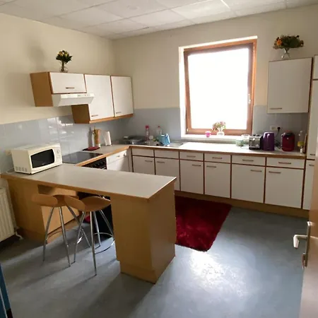 Zentrale Mit Kostenlosen Parkplaetzen *