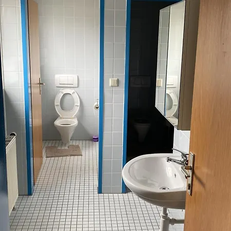 Zentrale Mit Kostenlosen Parkplaetzen *