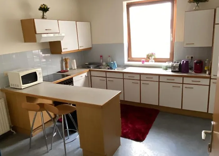 Zentrale Mit Kostenlosen Parkplaetzen *