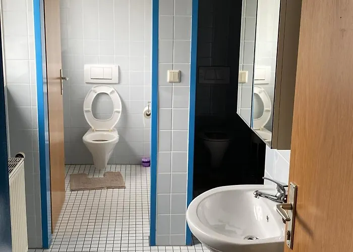 Zentrale Mit Kostenlosen Parkplaetzen *